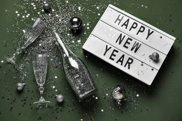 Mutlu Yıllar Yazılı Pano Şampanya Şişesi Gözlük Yeşil Arka Planda — Stok fotoğraf