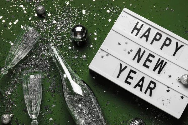 Πίνακας Κείμενο Ευτυχισμένο Νέο Έτος Μπουκάλι Σαμπάνια Ποτήρια Και Διακόσμηση — Φωτογραφία Αρχείου