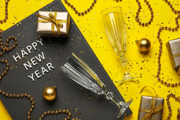 Πίνακας Κείμενο Ευτυχισμένο Νέο Έτος Ποτήρια Κουτιά Δώρων Και Διακόσμηση — Φωτογραφία Αρχείου