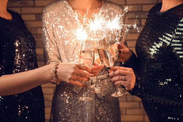 Mulheres Com Copos Champanhe Luzes Natal Fundo Parede Tijolo Close — Fotografia de Stock