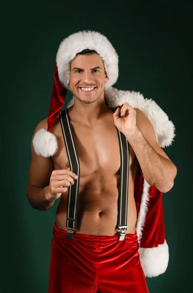 Sexy Junger Mann Weihnachtsmannkostüm Auf Dunklem Hintergrund — Stockfoto