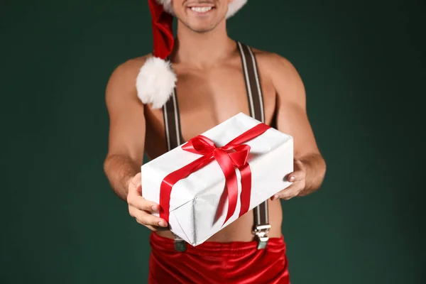 Sexy Jonge Man Santa Kostuum Met Kerstcadeau Donkere Achtergrond — Stockfoto