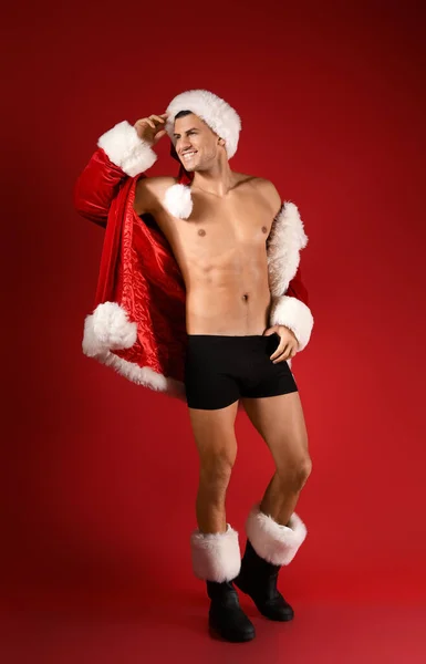 Sexy Junger Mann Weihnachtsmannkostüm Auf Farbigem Hintergrund — Stockfoto