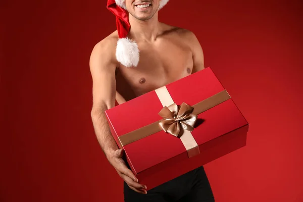 Sexy Jongeman Santa Hoed Met Kerstcadeau Kleur Achtergrond — Stockfoto