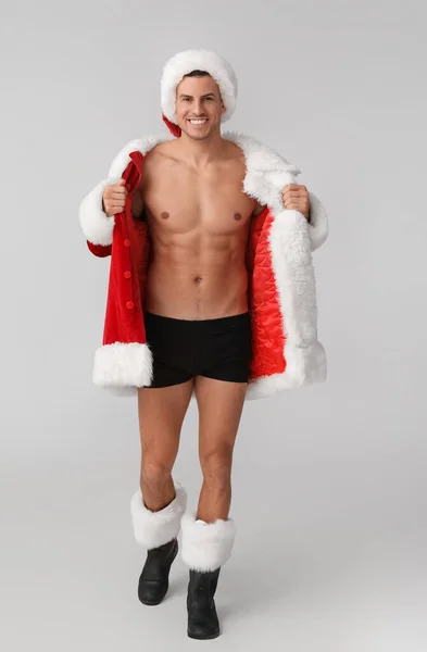 Işıklı Arka Planda Noel Baba Kostümlü Seksi Genç Adam — Stok fotoğraf