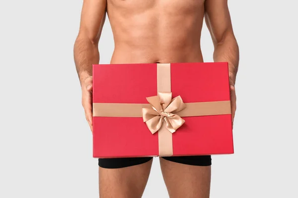 Sexy Giovane Uomo Biancheria Intima Con Regalo Natale Sfondo Chiaro — Foto Stock