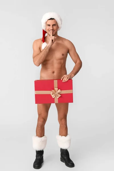 Sexy Nackter Junger Mann Mit Weihnachtsmütze Und Weihnachtsgeschenk Zeigt Schweigegegeste — Stockfoto