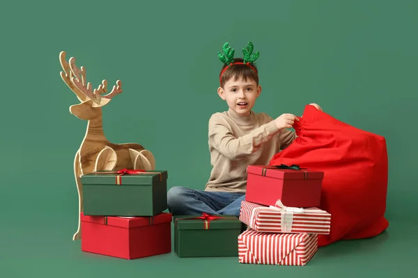 Petit Garçon Drôle Avec Des Rennes Bois Des Cadeaux Noël — Photo