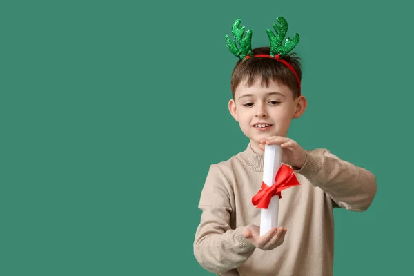 Rolig Liten Pojke Med Renhorn Och Bläddra Färg Bakgrund — Stockfoto