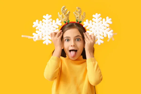 Lustige Kleine Mädchen Mit Rentierhörnern Und Schneeflocken Auf Farbigem Hintergrund — Stockfoto