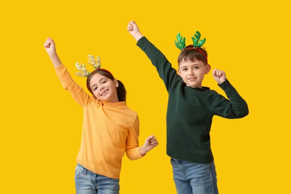 Niños Divertidos Con Cuernos Reno Sobre Fondo Color — Foto de Stock