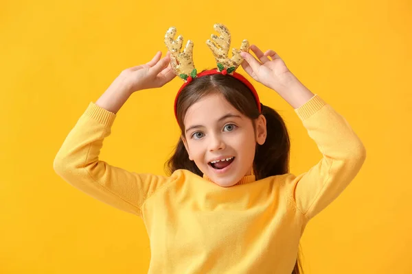 Niña Divertida Con Cuernos Reno Sobre Fondo Color —  Fotos de Stock