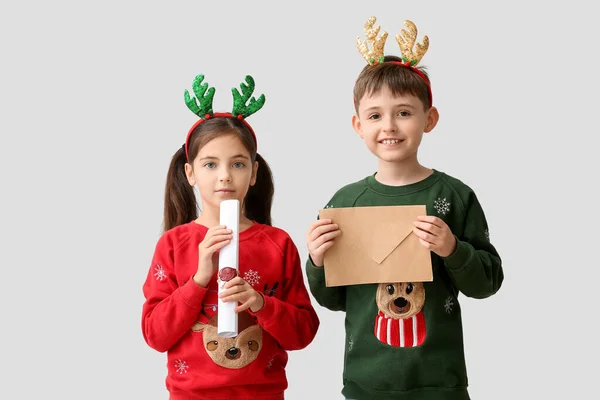 Lustige Kleine Kinder Mit Rentierhörnern Und Buchstaben Den Weihnachtsmann Auf — Stockfoto