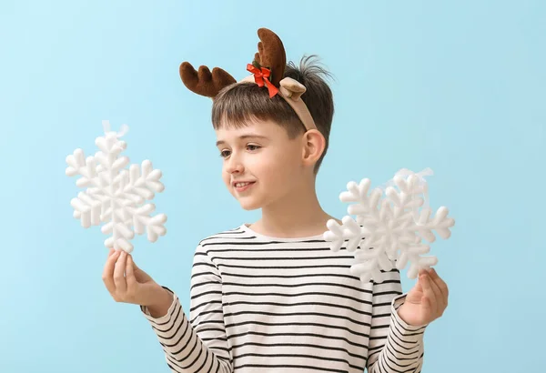 Zabawny Chłopczyk Rogami Reniferów Płatkami Śniegu Tle Koloru — Zdjęcie stockowe