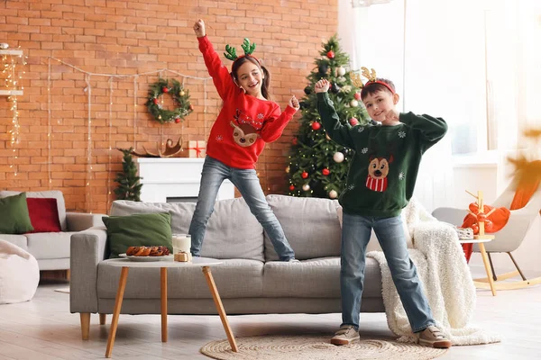 Glada Små Barn Dansar Hemma Julafton — Stockfoto