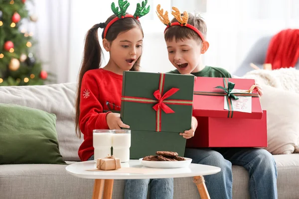 Crianças Pequenas Felizes Com Presentes Natal Casa — Fotografia de Stock