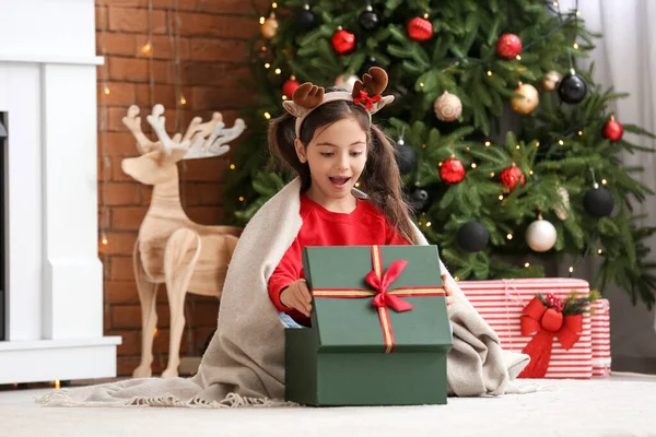 Surprised Little Girl Opening Christmas Gift Home — Stock Photo, Image