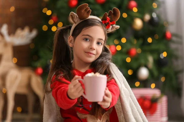 面白いです女の子飲む熱いですチョコレートホームオンクリスマスEve — ストック写真