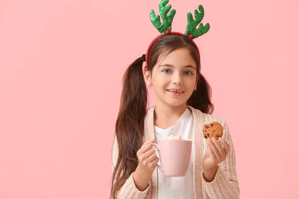Menina Engraçada Com Chifres Rena Biscoito Chocolate Quente Fundo Cor — Fotografia de Stock