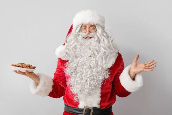 Weihnachtsmann Mit Leckeren Plätzchen Auf Hellem Hintergrund — Stockfoto