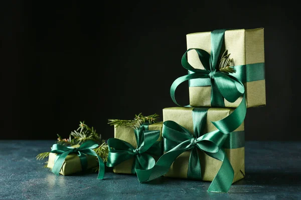 Elegantes Cajas Regalo Navidad Mesa Sobre Fondo Oscuro — Foto de Stock