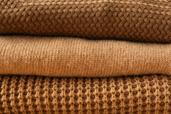 Stos Różnych Przytulnych Swetrów Drewnianym Tle — Zdjęcie stockowe