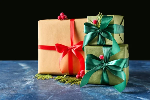 Noel Hediyesi Kutuları Koyu Arka Planda — Stok fotoğraf
