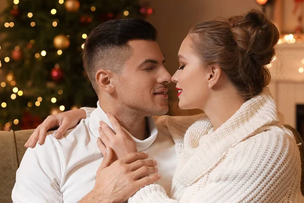 Счастливая Молодая Пара Имеет Романтическое Свидание Канун Рождества — стоковое фото