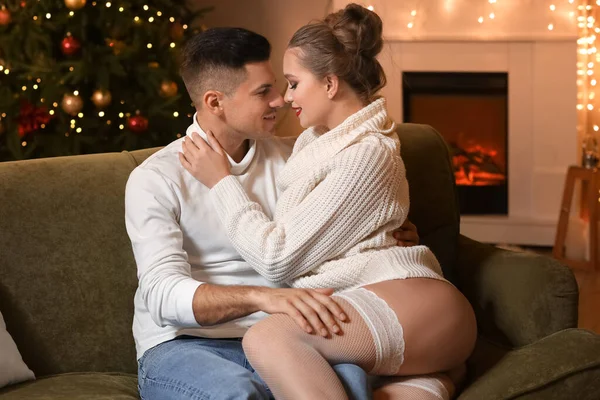 Mutlu Genç Çift Noel Arifesinde Romantik Bir Randevuya Çıkıyor — Stok fotoğraf