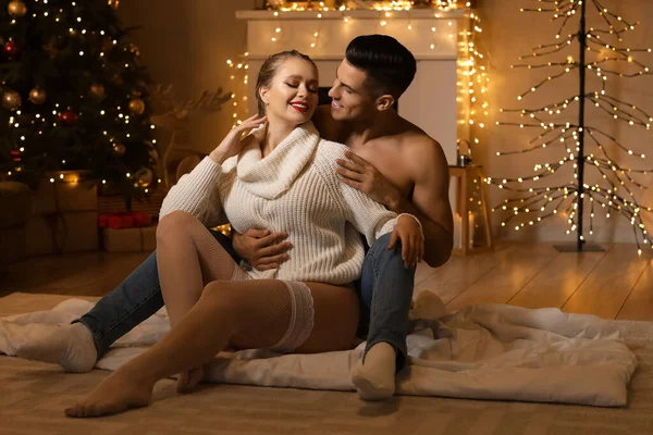 Sexy Junges Paar Mit Romantischem Date Heiligabend — Stockfoto