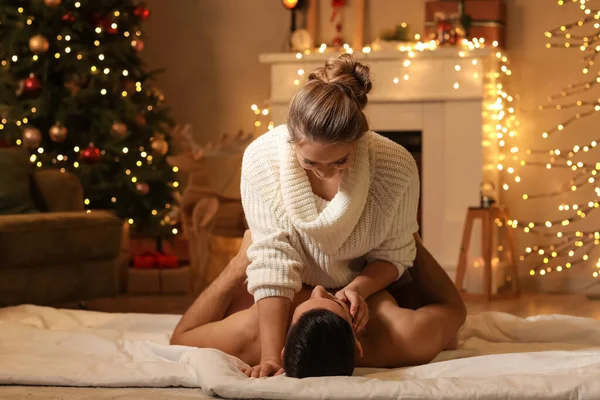 Seksi Genç Çift Noel Arifesinde Romantik Bir Randevuya Çıkıyor — Stok fotoğraf