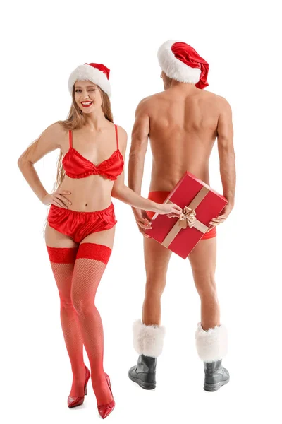 Sexy Jong Paar Ondergoed Met Kerstcadeau Witte Achtergrond — Stockfoto