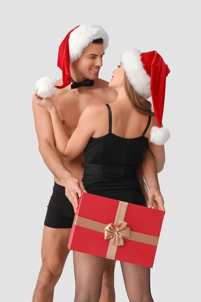 Sexy Pareja Joven Ropa Interior Con Regalo Navidad Sobre Fondo —  Fotos de Stock