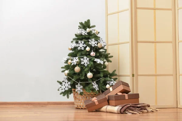 Bela Árvore Natal Cesta Decorada Com Flocos Neve Bolas Caixas — Fotografia de Stock