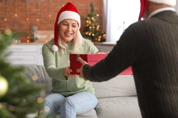 Mature Man Greeting His Wife Christmas Eve — Stock Photo, Image