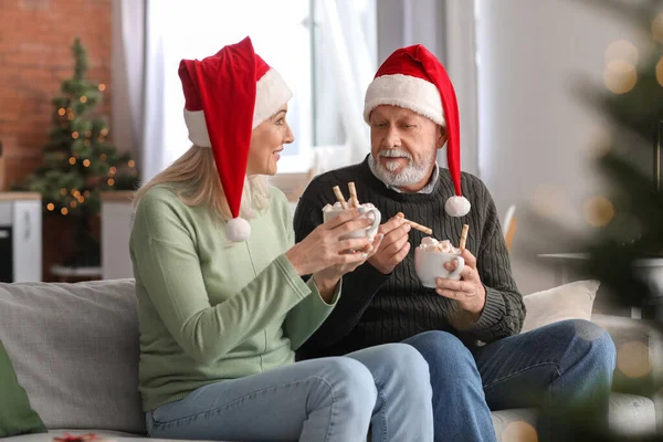 Mature Couple Drinking Hot Chocolate Home Christmas Eve — Stock Photo, Image