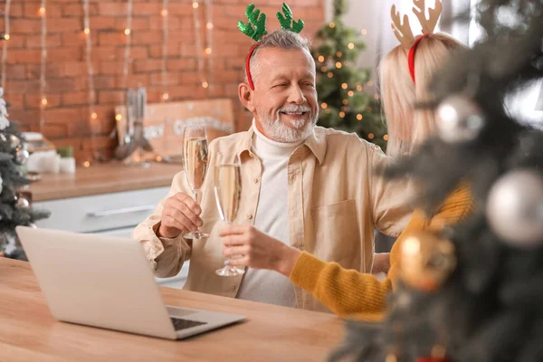 Feliz Casal Maduro Vídeo Conversando Casa Véspera Natal — Fotografia de Stock