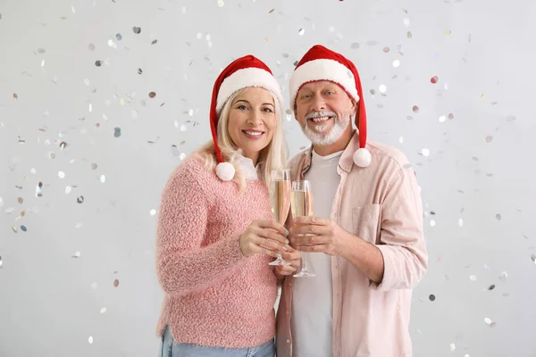 Glad Mogen Par Santa Hattar Och Med Champagne Ljus Bakgrund — Stockfoto