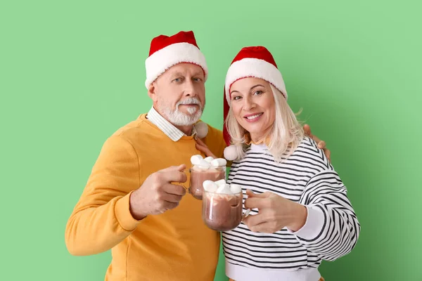 Glad Moget Par Santa Hattar Och Med Varm Choklad Färg — Stockfoto