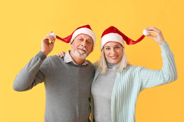 Happy Mature Couple Santa Hats Color Background — Stock Photo, Image