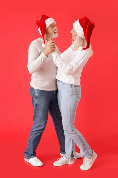 Happy Dancing Mature Couple Santa Hats Color Background — Stock Photo, Image