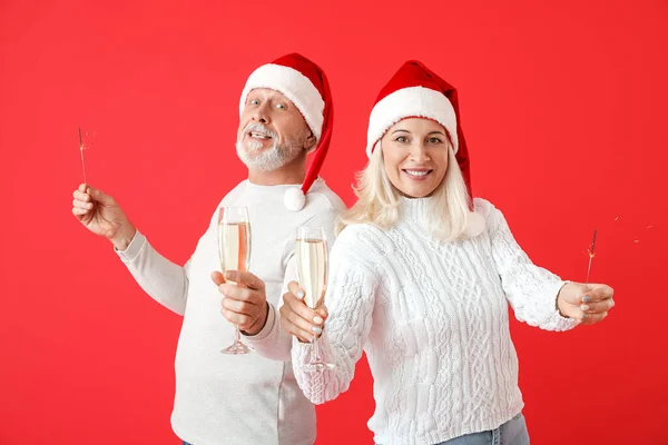 Glad Mogen Par Santa Hattar Med Jul Tomtebloss Och Champagne — Stockfoto