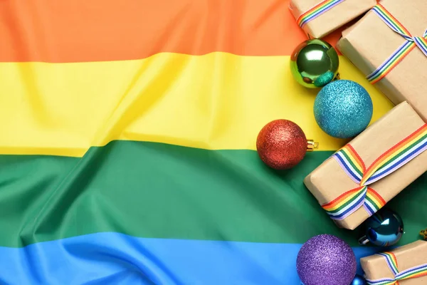 Lgbt旗上的圣诞礼物和球 — 图库照片