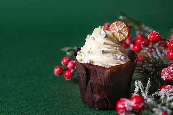 Delicious Christmas Cupcakes Fir Branch Berries Green Background — Stock Photo, Image