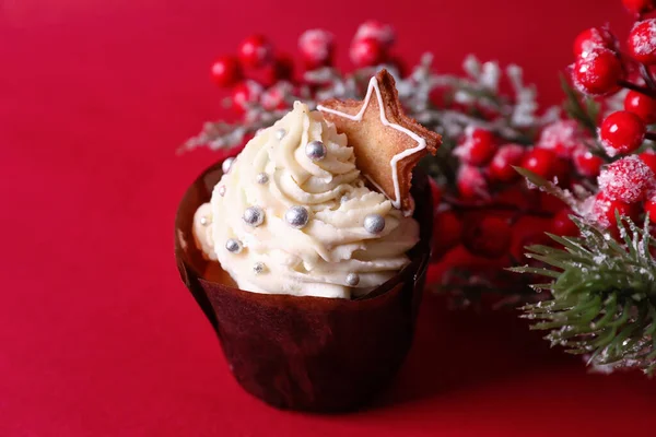 Prăjitură Delicioasă Crăciun Fructe Pădure Fundal Roșu — Fotografie, imagine de stoc