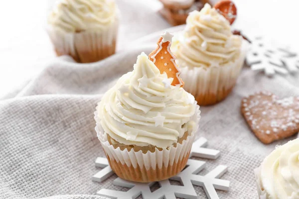 Leckere Weihnachts Cupcakes Und Dekor Auf Hellem Hintergrund — Stockfoto