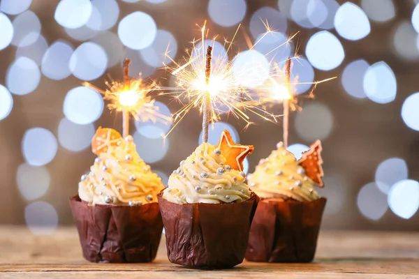 Deliciosos Cupcakes Natal Com Sparklers Mesa Contra Luzes Turvas — Fotografia de Stock