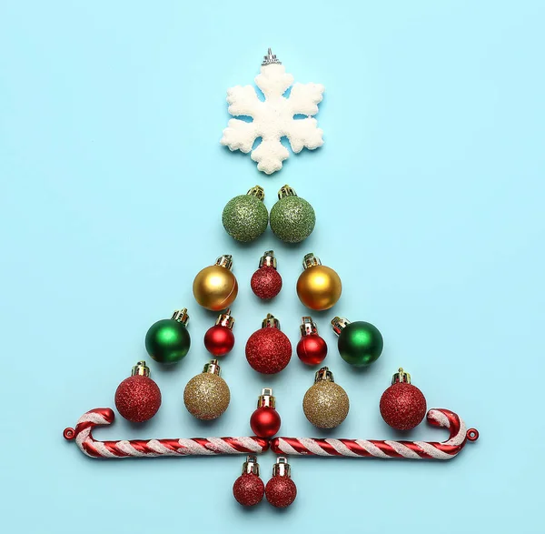 Renk Arkaplanındaki Süslemelerden Yapılmış Güzel Noel Ağacı — Stok fotoğraf