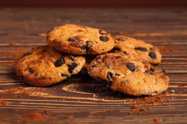 Tahta masada lezzetli çikolatalı kurabiyeler.