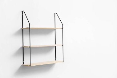 Işık duvarında asılı modern boş raflar